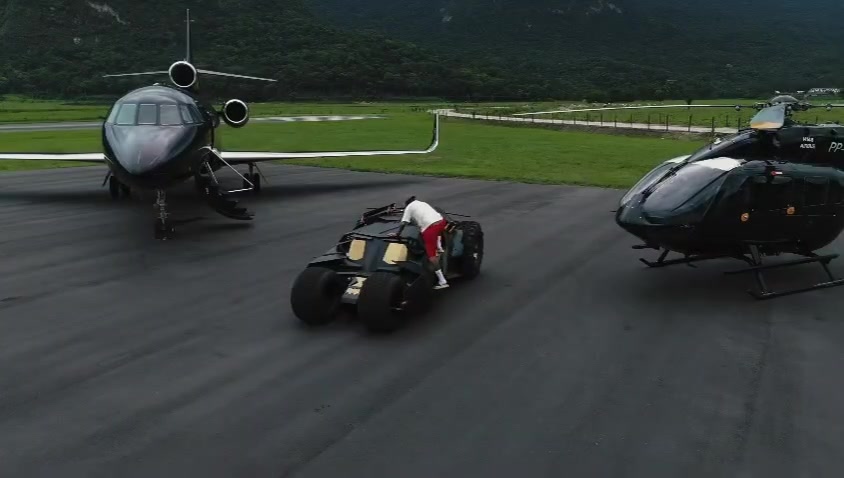 好几个小目标🤑内马尔晒私人玩具：价值数千万美元飞机、战车